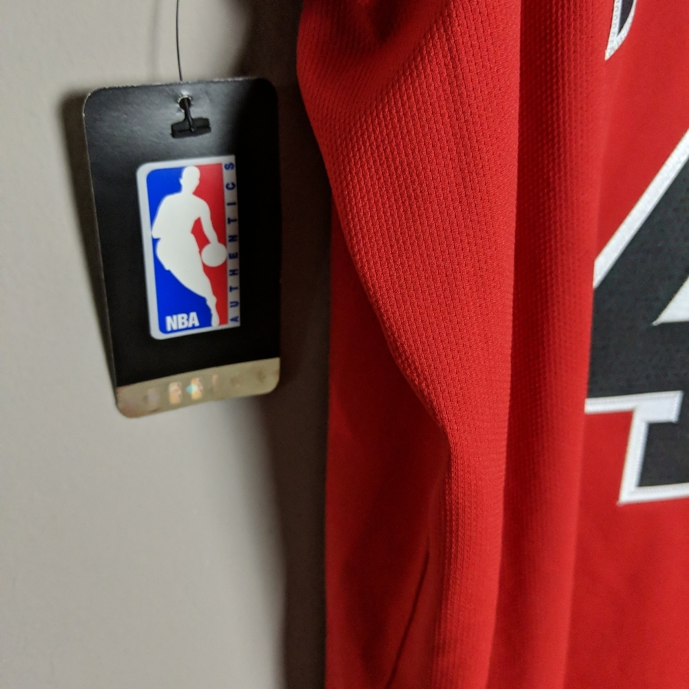 NWT Autographed Denzel Valentine #45 Jersey XL - Picture 2 of 7